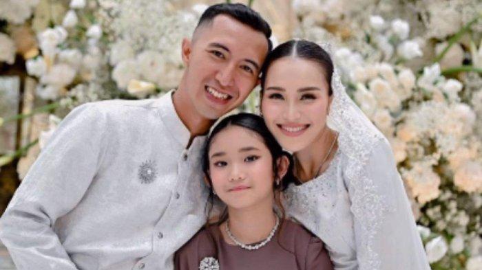 Ayu Ting Ting membenarkan telah bertunangan dengan Muhammad Fardhana (Instagram @mom_ayting92_)