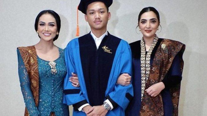 Tak datang sendirian, Azriel Hermansyah tampak didampingi oleh dua ayah dan dua ibu sekaligus saat wisuda.