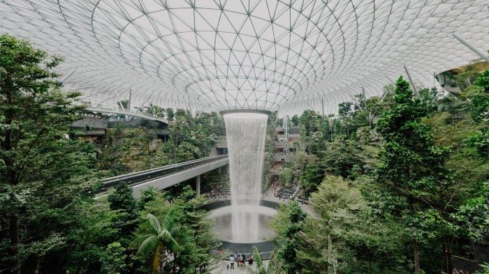 BANDARA TERBAIK 2025 - Bandara Internasional Changi Singapura. Skytrax menobatkan Changi Airport di Singapura sebagai bandara terbaik di dunia 2025.