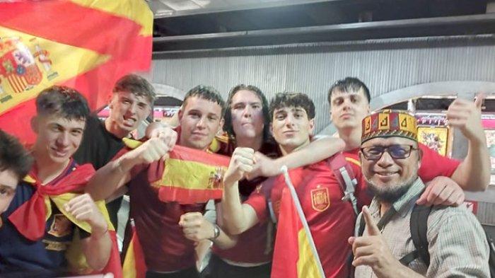 BERSAMA FANS - Kontributor Serambi Zulkarnain Jalil bersama fans usai menonton laga Spanyol-Inggris di Plaza
Catalunya Barcelona, Spanyol, Senin (14/7/2024).