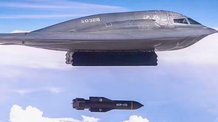 Ini adalah American GBU-57 Massive Ordnance Penetrator (MOP), sebuah Pesawat Bom Penembus Beton Berbahan Peledak Tinggi ( HECP ), berpemandu presisi , dan bertarget keras yang dirancang untuk memberikan kemampuan penetrasi ke dalam fasilitas yang dalam, diperkuat, dan diperkeras. Dipandu oleh sistem GPS presisi , MOP dapat menembus hampir 61m beton bertulang sebelum meledak dan dibawa oleh pesawat pengebom B-2 Spirit.