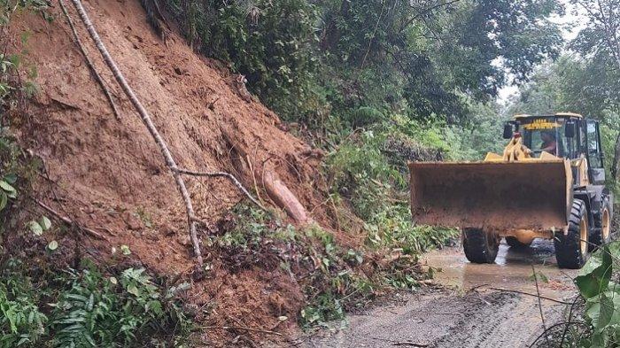 BPBD Aceh Tamiang berhasil membersihkan material longsor yang sempat menutup akses jalan di Lubuksidup, Aceh Tamiang, Sabtu (18/1/2025).