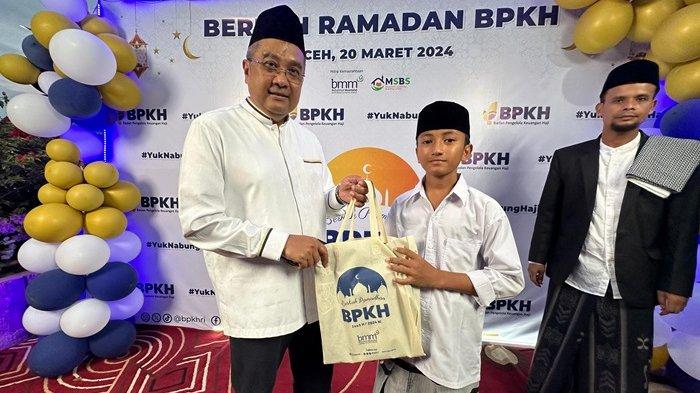 Anggota Badan Pelaksana BPKH, Amri Yusuf menyerahkan bingkisan Ramadhan kepada santri MSBS Jantho, Rabu (20/3/2024).