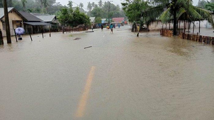 Badan jalan tergenang air di kawasan Kecamatan Teupah Barat, Simeulue, akibat curah hujan tinggi, Jumat (15/9/2023).