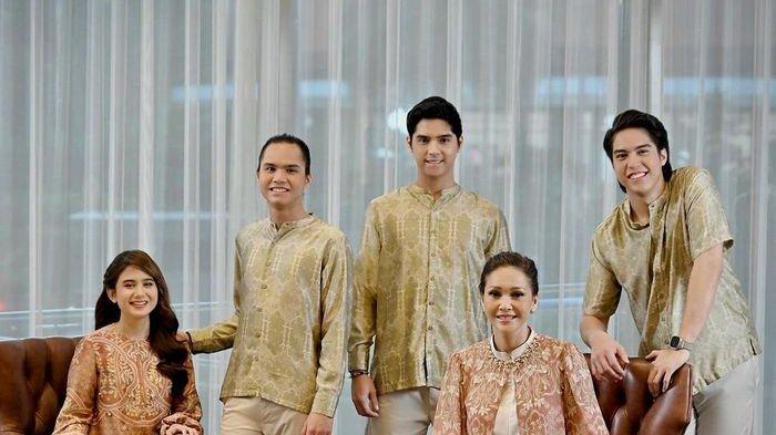 Baju sarimbit ala keluarga Maia Estianty.