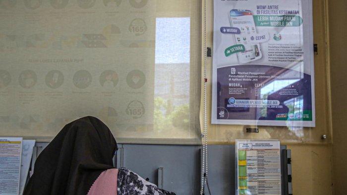 Baliho cara menggunakan JKN Mobile yang tertempel di Kantor BPJS Kesehatan Banda Aceh, Senin (28/8/2023)