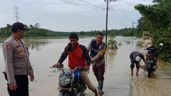 Banjir meredam dua kecamatan di Aceh Timur yakni, Peudawa dan Indra Makmur, Sabtu (2/12/2023).