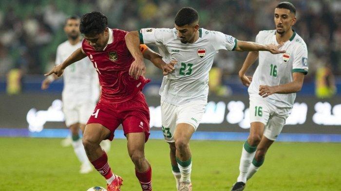 Bek Indonesia #14 Asnawi Mangkualam ditandai oleh bek Irak #23 Merchas Doski pada pertandingan sepak bola kualifikasi AFC Piala Dunia FIFA 2026 antara Irak dan Indonesia di Stadion Internasional Basra pada 16 November 2023. (Hussein Faleh / AFP)