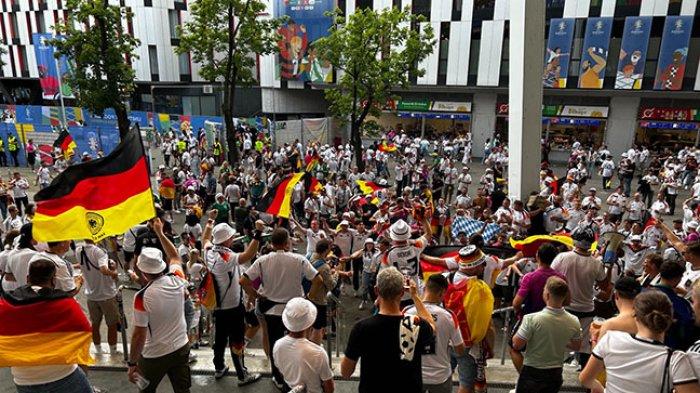 MERAYAKAN KEMENANGAN - Pendukung Jerman merayakan kemenangan usai pertandingan antara tuan rumah versus
Hungaria di kawasan Fan Zone Stuttgart, belum lama ini.