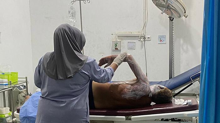 KORBAN KEBAKARAN - Seorang korban kebakaran saat dirawat di rumah sakit di Sabang pascakebakaran panglong kayu di Cot Ba’u, Sabtu (26/7/2025).