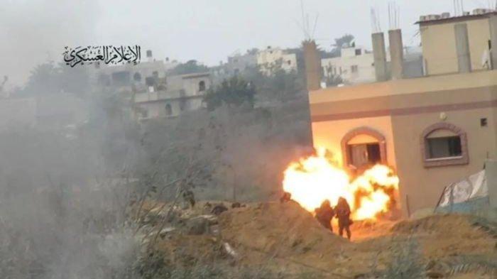RUMAH JEBAKAN - Tangkap layar unggahan Brigade Al Qassam saat sergapan terhadap Pasukan Israel. Brigade Al-Qassam, sayap militer Hamas melaporkan pertempuran sengit lawan Israel di Gaza Utara, Selasa (27/5/2025).