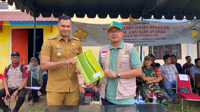 Camat Blang Bintang Kamil Zuhri SSTP menerima dokumen penyerahan mahasiswa KKN USK dari Kordinator Lokasi (Kosi), Deni Yanuar SIP MIkom di Lapangan Kantor Camat Blang Bintang, Senin (8/7/2024)