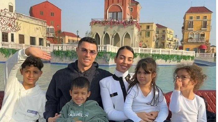 Christiano Ronaldo dan Georgina Rodriguez bersama anak-anak mereka di Boulevard World Riyadh, Arab Saudi.