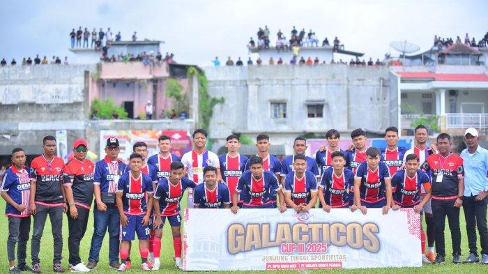 PEMAIN DERRE FC - Pemain Derre FC Simpang Ceubrek, Aceh Utara, foto bersama sebelum tampil dalam lanjutan Open Turnamen Galacticos Cup III 2025.