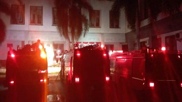 Petugas pemadam kebakaran pos induk Kota Bireuen, Kamis (15/8/2024) sedang melakukan pendinginan ruangan Kantor DPMGP-KB di
kompleks kantor Bupati Bireuen yang terbakar.