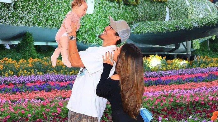Momen kebersamaan Dali Wassink dan Jennifer Coppen bersama putrinya, Kamari.