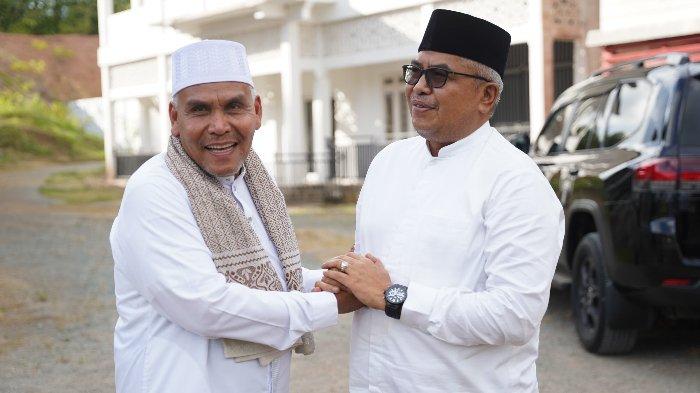 Bustami Hamzah bersama Pimpinan Dayah Terpadu Abrar, Baro Sayeung, Setia Bakti, Kabupaten Aceh Jaya, Walidi H Mustafa Sarong.