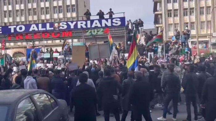 DEMO SURIAH - Demonstrasi di Lapangan al-Karama di pusat As-Suwayda menentang pemerintahan HTS pada tanggal 6 Maret 2025.