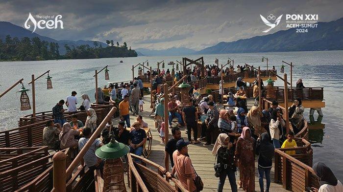 Wisatawan menikmati panorama Danau Lut Tawar dari Dermaga Pante Menye, Takengon, Aceh Tengah. 