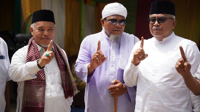 Calon gubernur Aceh nomor urut 1 bersama Pimpinan Dayah Darul Ulum Al-Fata Blang Bintang, Aceh Besar, Tgk H Marwan yang akrab disapa Baba.