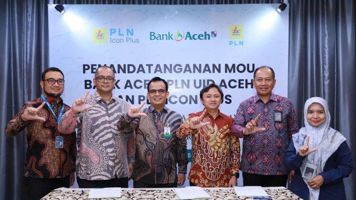 Direktur Utama Bank Aceh Syariah Muhammad Syah (ketiga kiri), didampingi Plt Direktur Kepatuhan, M Razi bersama Direktur Keuangan PLN Icon Plus Teguh Widhi Harsono dan General Manager PLN UID Aceh Parulian Noviandri melakukan penandatanganan MoU Rencana Kerja sama Penyediaan dan Pemanfaatan Serta Produk Para Pihak, Banda Aceh, Selasa (4/7/2023). Turut hadir Yulianto Sri Hartadi General Manager PLN Icon Plus SBU Regional Sumbagut dan Plh Senior Manager Keuangan Komunikasi & Umum PLN UID Aceh, Hetty.