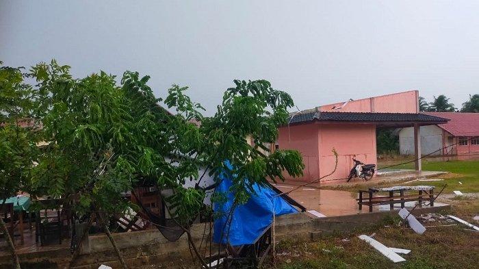 Diterjang angin kencang, Simpang Rangkaya, Aceh Utara porak poranda,  Kamis (18/7/2024).