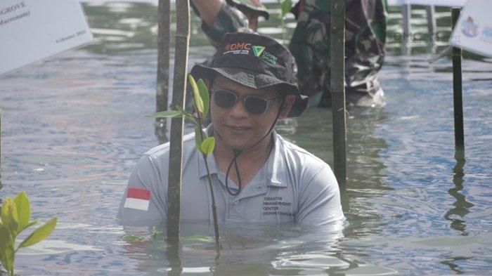 Dompet Dhuafa Aceh dan Disaster Management Center (DMC) tanam 220 pohon mangrove di pantai Uleee Lheue
