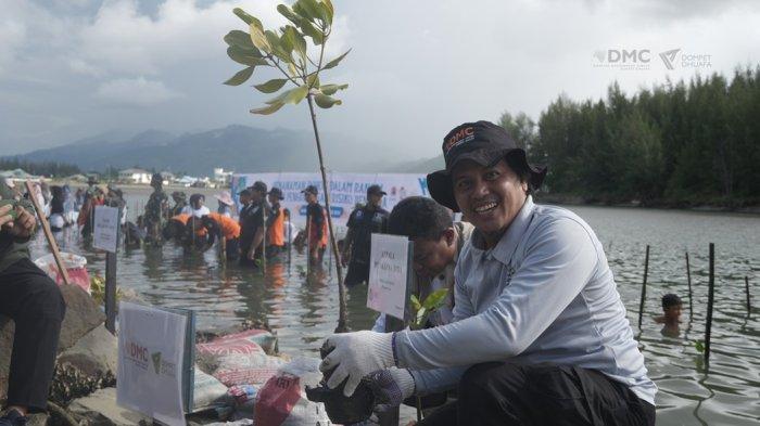 Dompet Dhuafa Aceh dan Disaster Management Center (DMC) tanam 220 pohon mangrove di pantai Uleee Lheue