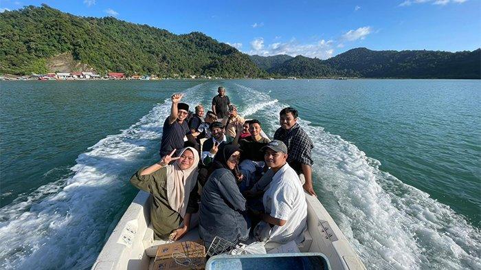 Rombongan Tim Serambi bersama Yayasan Darul Ihsan Abu Hasan Kruengkale menaiki boad untuk menuju pulau lokasi Ekowisata Lhokseudu, di Gampong Pulot, Kecamatan Leupung, Aceh Besar. Tempat ini merupakan destinasi wisata baru di kawasan setempat.