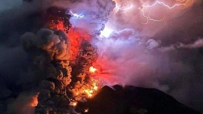 Erupsi yang disertai kilatan petir vulkanik terjadi di Gunung Ruang