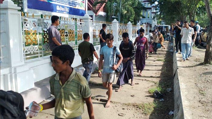 Etnis pengungsi Rohingya kembali diantar ke depan Kantor Gubernur Aceh, Banda Aceh, Senin (11/12/2023).