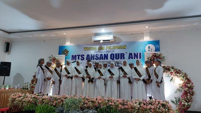 Lulusan MTsS Ahsan Qurani saat melantunkan lagu Hafiz Quran pada pelepasan dan wisuda di Aula Hotel Safira Sigli, Senin (26/6/2023).