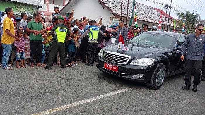 Mobil dinas kenegaraan Mercedes-Benz yang membawa Presiden RI, Joko Widodo (Jokowi) dikawal ketat saat melewati Jalan Beureuenun, Pidie, Selasa (27/6/2023).