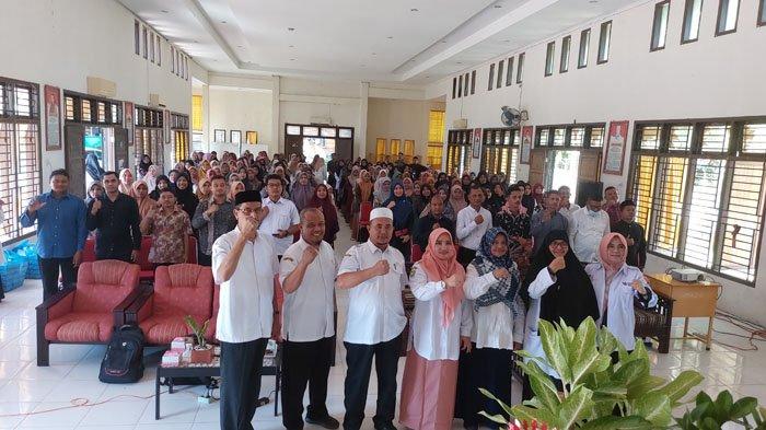Foto bersama Kepala Bidang GTK Dinas Pendidikan dan Kebudayaan Pidie Mutiyawati SPd MPd bersama pemateri dan peserta usai membuka kegiatan pengembangan karir pendidik dan tenaga kependidikan pada Satuan Pendidikan Sekolah Dasar di Aula SMKN 2 Sigli, Rabu (12/7/2023)