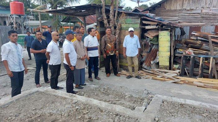 Ketua DPD I Golkar Aceh Teuku Muhammad Nurlif bersama Ketua DPD II Golkar Pidie Teuku Saifullah TS dan rombongan melihat sisa bangunan kebakaran usai menyerahkan bantuan untuk korban rumah terbakar di Gampong Lada, Kecamatan Mutiara Timur, Pidie, Jumat (21/7/2023).
