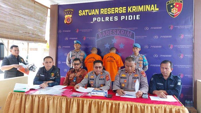 Kapolres Pidie AKBP Imam Asfali SIK, Waka Polres Kompol Misyanto MSi, Kasat Reskrim Iptu Rangga Setiadi STrK dan Kasi Humas Anwar SAg dalam Konfrensi Pers di Mapolres Pidie, Jumat (4/8/2023), terkait penipuan penggelapan dua mobil rental di wilayah Pidie.