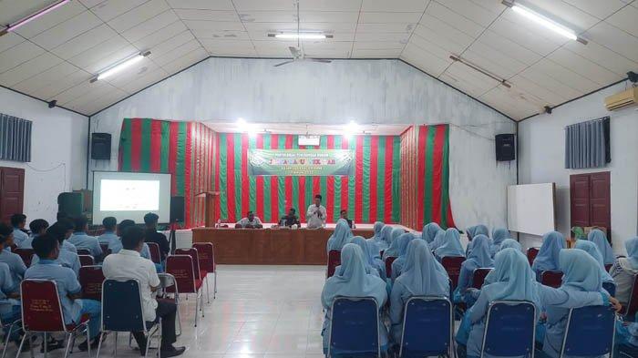 Kepala Cabang Dinas Pendidikan (Kacabdin) Wilayah Pidie dan Pidie Jaya, Razali MPd saat menyampaikan pidato pembukaan Jaksa Masuk Sekolah di SMAN 1 Sigli, Rabu (9/8/2023).