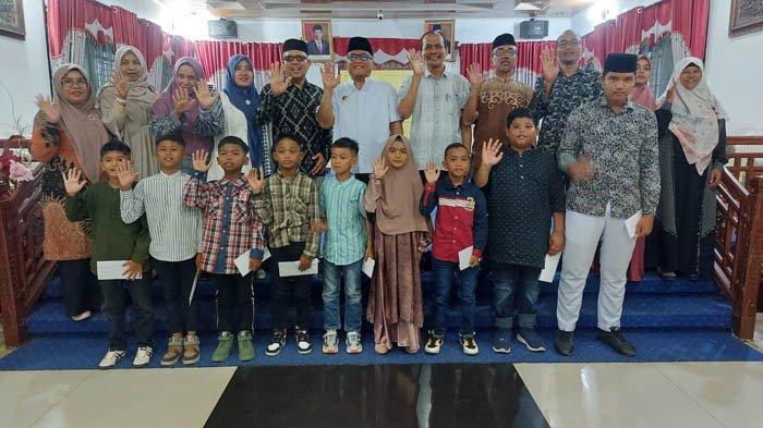 Foto bersama usai pelepasa anak-anak Pidie ke Tingkat nasional even FLS2N, OSN dan O2SN di Pendopo Bupati Pidie, Minggu (13/8/2023).