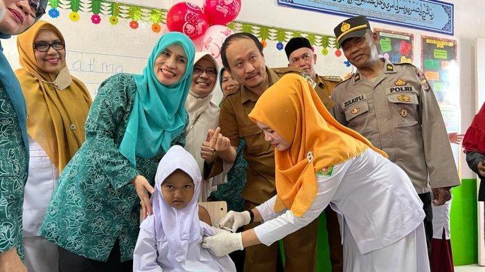 Lauching serentak imunisasi MR dan HPV di SD Negeri 1 Kota Sigli, Pidie, Selasa (15/8/2023) yang dihadiri Istri Pj Bupati Pidie, Ny Suaidah Sulaiman.