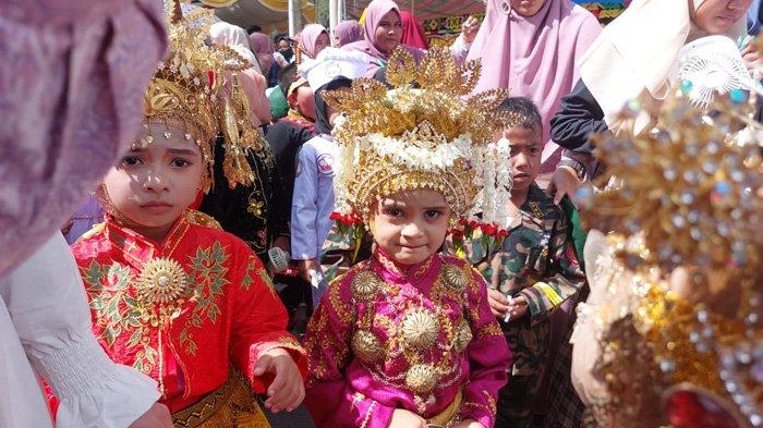 Murid TK IT Al Uswah Kota Sigli saat berbaris mengikuti karnaval dengan pakaian adat Aceh, Sabtu (2/9/2023)