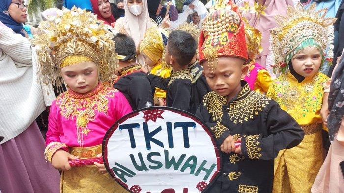 Peserta karnaval berkumpul di halaman Masjid Al Falah Sigli, Pidie, Sabtu (2/9/2023)