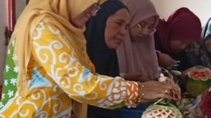 Ketrampilan garniss (seni mengukir) buah di Gampong Blang Asan, Kota Sigli, Pidie