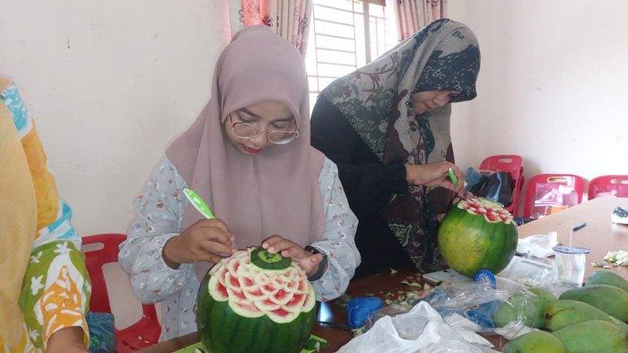 Peserta pelatihan garnish mengukir buah semangka di Gampong Blang Asan, Kota Sigli, Pidie, Senin (2/10/2023).