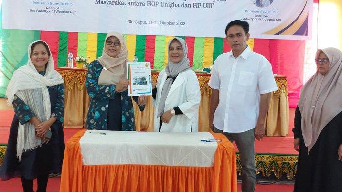 Penyerahan buku usai penandatangan kerja sama Unigha dan UIII Depok di Kampus Glee Gapui, Pidie, Rabu (11/10/2023)