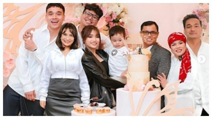 Fuji Utami memasa foto mendiang Vanessa Angel dan Bibi Ardiansyah dalam perayaan ulang tahun.