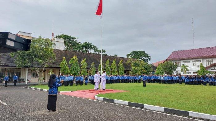 Para peserta mengikuiti upacara Hari Ulang Tahun ke-52 Korpri Tahun 2023 di halaman tengah Kantor Bupati Pidie, Rabu (29/11/2023).