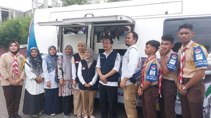 Plt Kepala Dinas Kesehatan Pidie, dr Dwi Wijaya foto bersama dengan petugas BPOM dan Saka Pramuka saat melakukan pengujian makanan jajanan buka puasa di kawasan Jalan Blok Sawah, Kota Sigli, Pidie, Rabu (27/3/2024).
