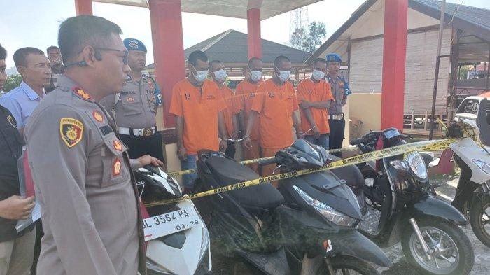 Kapolres Pidie AKBP Imam Asfali SIK MH melihat barang bukti dan para tersangka pelaku pencurian sepeda motor (curanmor) setelah konfrensi pers di Mapolres Pidie, Selasa (14/5/2024).
