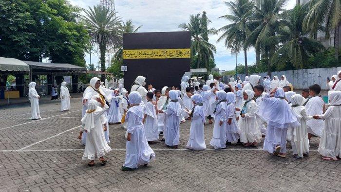 Murid TK mengikuti tawaf mengelilingi kakbah buatan dalam kegiatan manasik haji cilik digelar TKIT Al Uswah di Masjid Agung Al Falah Sigli, Rabu (22/5/2024)