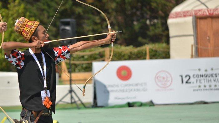 Atlet panahan tradisional Indonesia asal Gampong Blang Paseh, Kecamatan Kota Sigli, Pidie menarik sasaran fokus anak panah pada sesi babak semi final, Senin (27/5/2024) pada ajang  “12th Fetih Kupasi Conquest Cup” Istanbul Turki. 